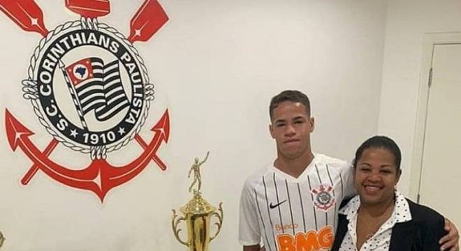 Destaque do sub-17, atacante assina primeiro contrato profissional com o  Corinthians, corinthians