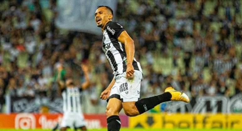 Lima comemora seu gol que abriu a contagem na Arena Castelão