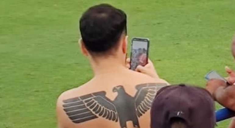 Homem apareceu em algumas imagens com uma tatuagem de um símbolo nazista