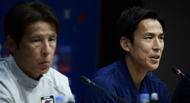 Técnico Akira Nishino e o meia Hasabe prestaram condolências às vítimas do terremoto que atingiu o Japão