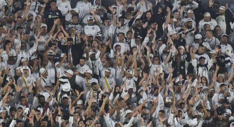 Torcida do Santos cobra elenco antes de clássico contra o Corinthians