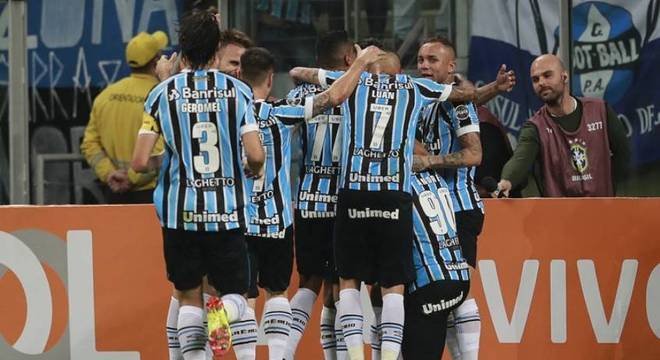 Gremistas comemoram gol diante do Atlético Mineiro na volta do Brasileirão