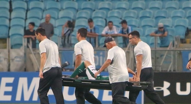 Mayke se machucou na partida contra o Grêmio
