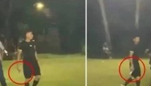 Árbitro usa arma para ameaçar torcedores que invadiram gramado