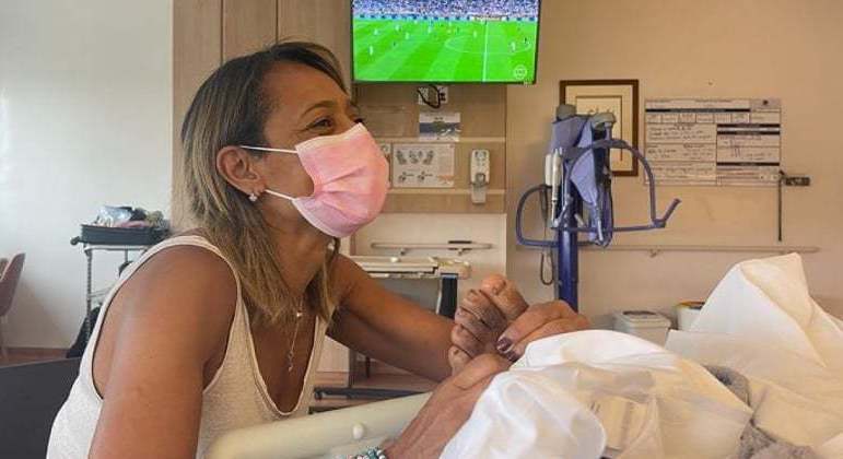 Filha massageia pé de Pelé, que está internado desde 25 de novembro em São Paulo