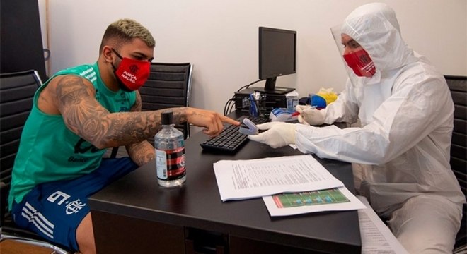 O atacante Gabriel Barbosa realizando teste no CT George Helal