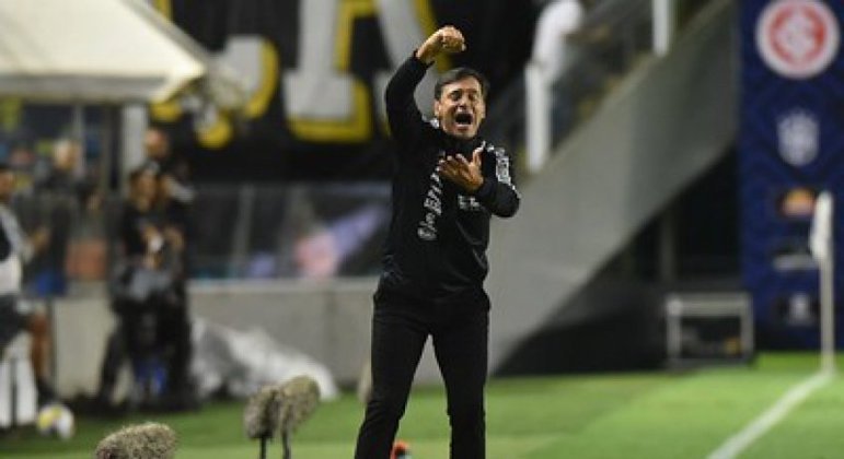 Expulso, Bustos cita lado emocional e lamenta Santos não ter matado o jogo