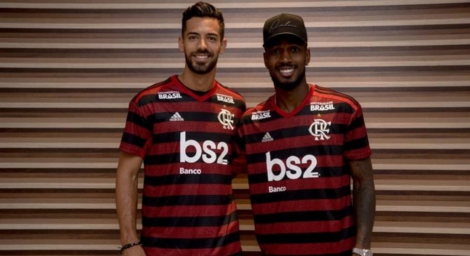 Pablo Marí e Gerson posaram com a camisa do Flamengo