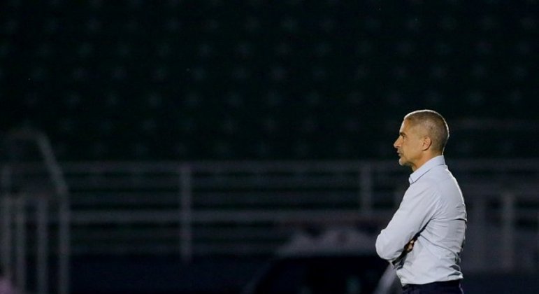 Gaviões da Fiel pede saída de técnico Sylvinho, do Corinthians