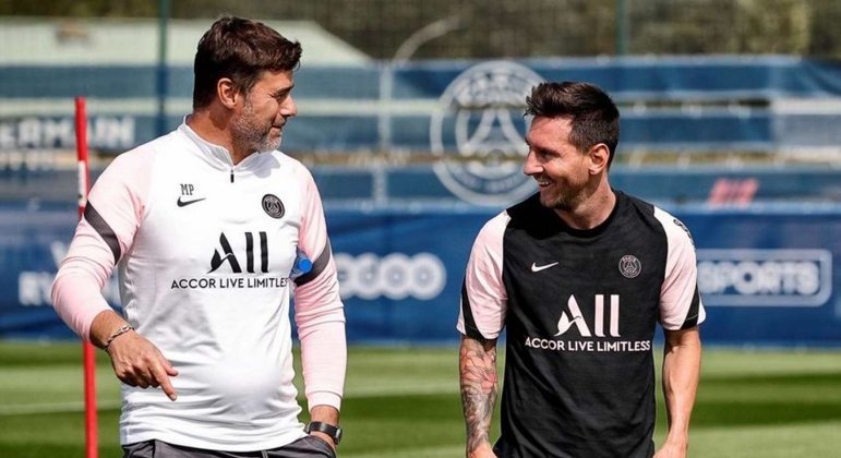 Os conterrâneos Pochettino e Messi durante treino em Paris