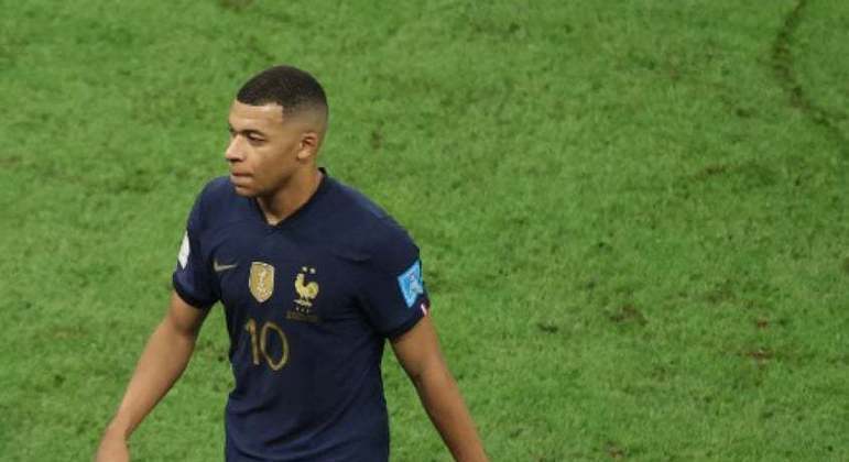 Mbappé fez os três gols da França na final, mas o time perdeu nos pênaltis