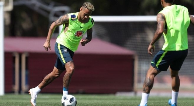 Neymar assustou a comissão técnica ao sentir dores durante roda de "bobinho"