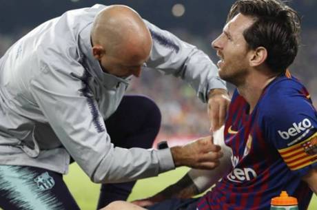 Lionel Messi sofreu fratura no braço direito; argentino deve voltar aos gramados em três semanas