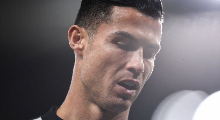 Cristiano Ronaldo foi para o vestiário ainda com a bola rolando