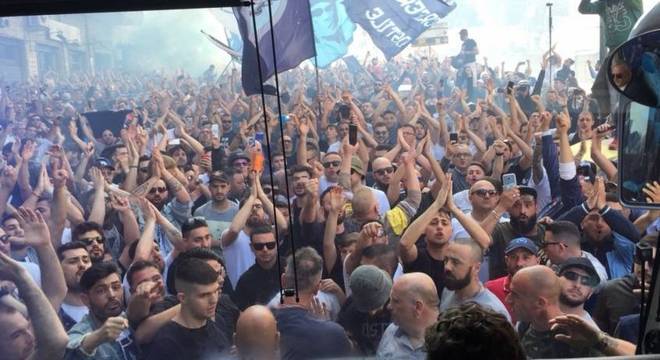 torcedores do Napoli fizeram grande festa na saída do time, neste sábado (21)