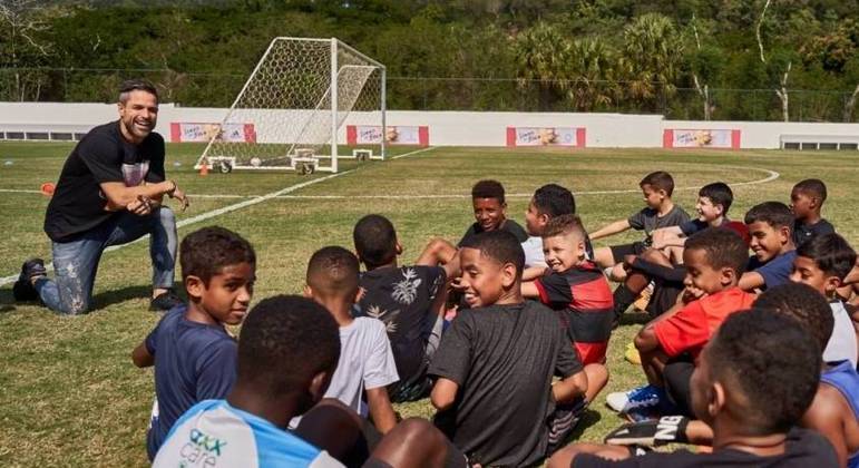 Diego, camisa 10 do Flamengo, esteve com os garotos do reality Sonho de Bola
