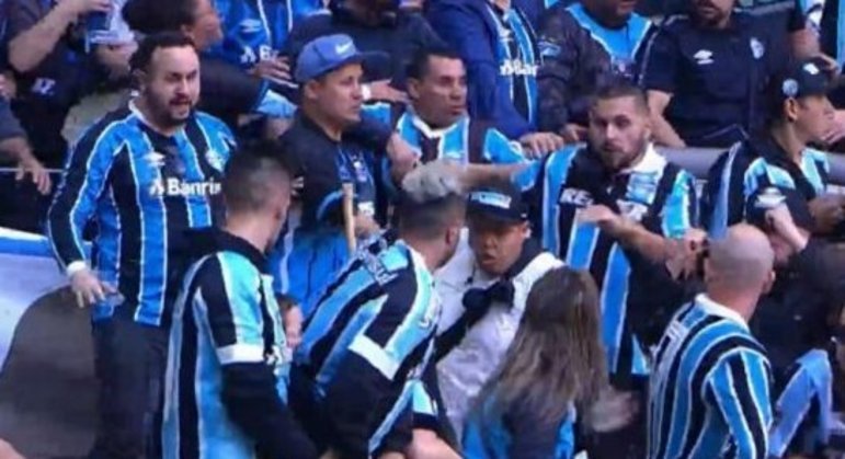 Torcedores brigaram ainda no primeiro tempo do jogo