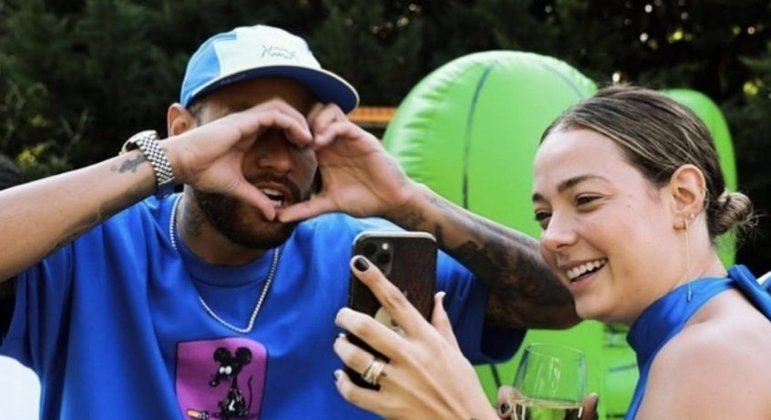 Neymar se dá muito bem com sua ex Carol Dantas