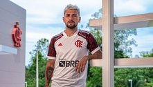 Arrascaeta, do Flamengo, tatua urubu sobre o número 14
