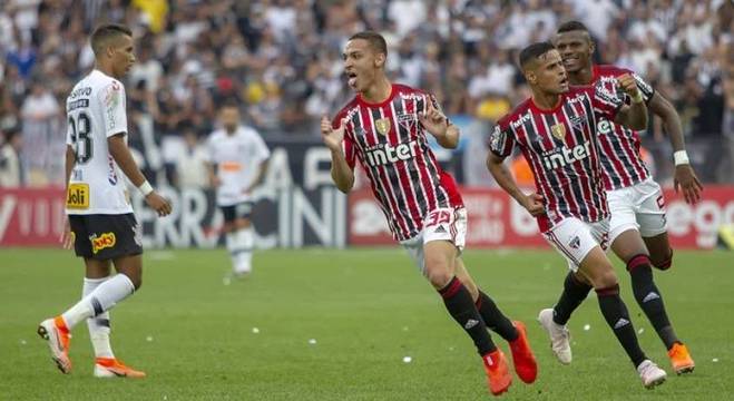 Antony comemora o gol que deu esperanças para os são paulinos em Itaquera