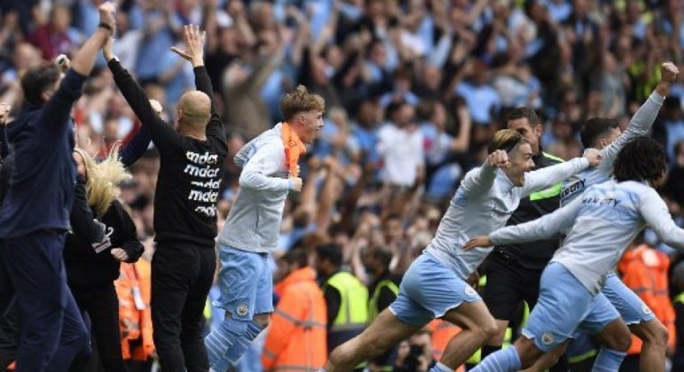 Elenco do Manchester City comemora a conquista da Premier League