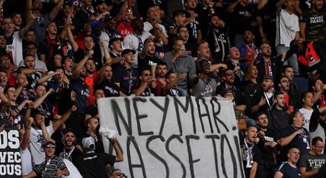 Cartazes como 'Neymar, vaza daqui' e cantos de 'hijo da p...' foram presenciados
