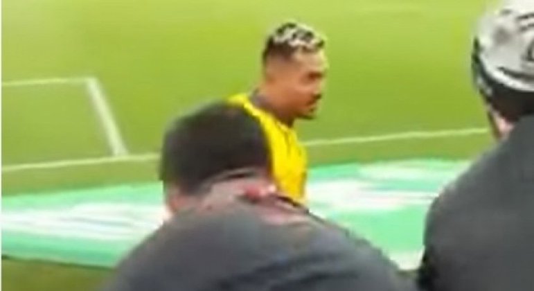Torcedor se exaltou com o goleiro e despencou da arquibancada