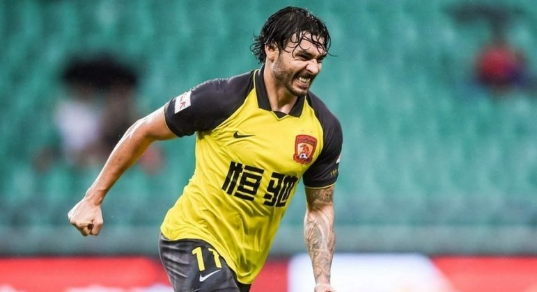 Ricardo Goulart deixou o futebol chinês e busca novo clube