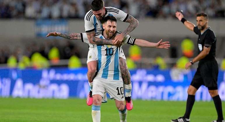 Messi faz gol 800 da carreira em jogo da seleção na Argentina