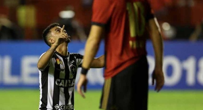 Rodrigo Lindoso comemorou o ponto conquistado contra o Sport no Recife