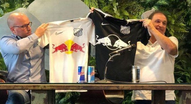 Thiago Scuro e Marquinho Chedid apresentando camisas do  Red Bull Bragantino