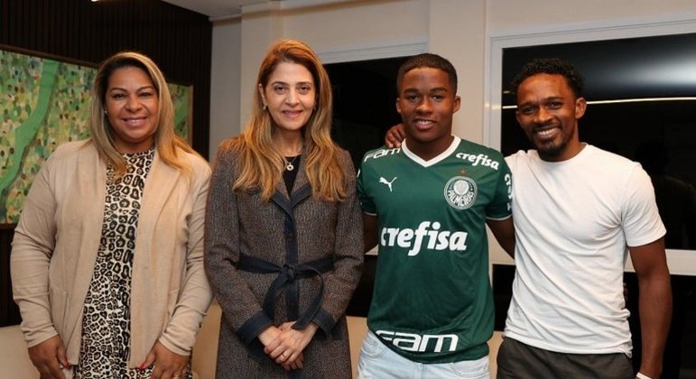 Endrick posa ao lado de seus pais e de Leila Pereira após acordo com o Palmeiras
