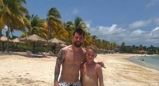 A Gazeta  Menino é convidado a jogar bola com Messi em uma praia