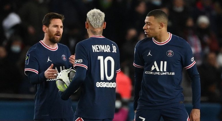Mbappé supera Messi e Neymar e deve receber R$ 3,2 bilhões após renovar contrato
