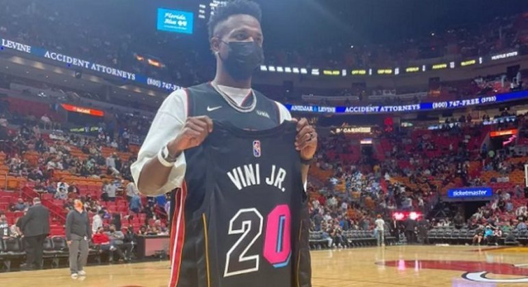 Vini recebeu uma camisa personalizada do Miami Heat