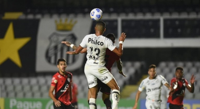 Santos tropeça em casa e perde para o Atlético-GO
