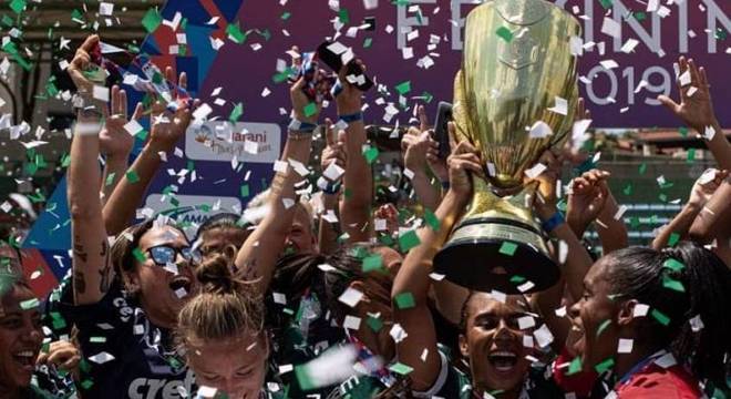 Jogadoras do Palmeiras comemoram título estadual conquistado neste sábado (26)