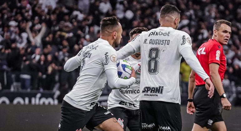 Análise: Estratégia do Corinthians não funciona, mas empate com