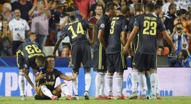 Cristiano Ronaldo foi expulso contra o Valencia na estreia da Champions
