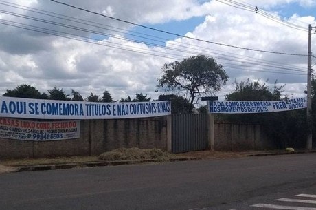Torcedores levam faixas em apoio ao Fred