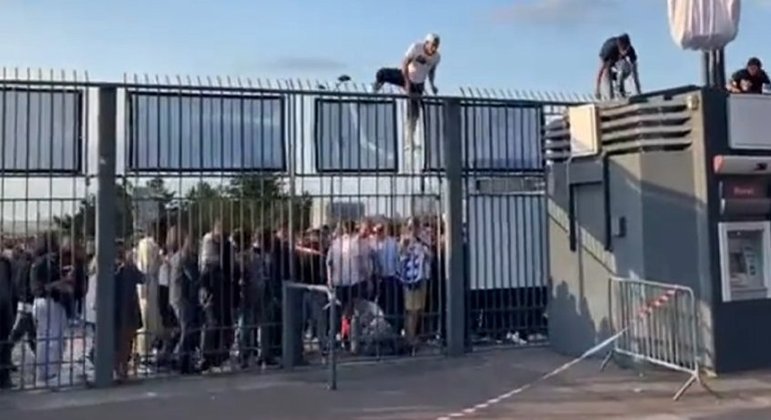 Torcedores pularam os portões para entrar no Stade de France