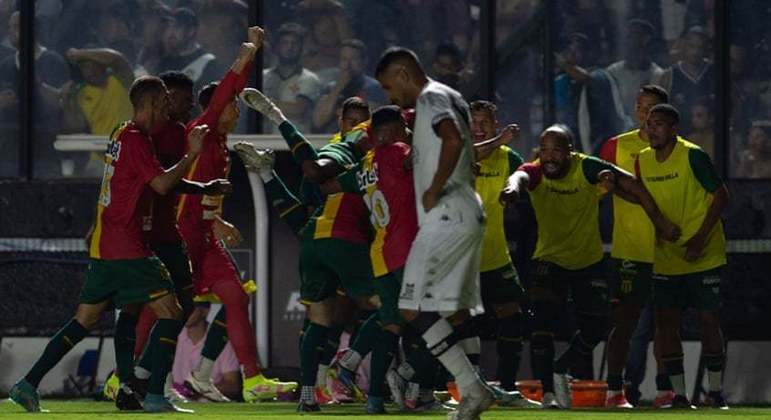Depois de empatar nos acréscimos, Vasco toma gol no último minuto e adia acesso
