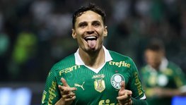 Raphael Veiga chega a 15 gols em clássicos e inicia 2024 voando no Palmeiras  ( Raphael Veiga chega a 15 gols em clássicos e inicia 2024 voando no Palmeiras )