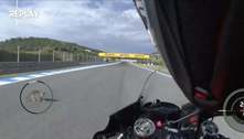 Animal invade pista e assusta piloto durante sessão da MotoGP na Espanha