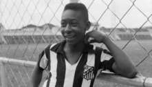 A primeira vez de Pelé com a camisa do Santos