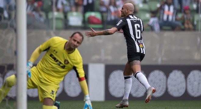 Fábio Santos marca o gol da virada atleticana contra o Leão
