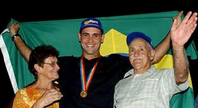 Marcos posa ao lado de seus pais após o pentacampeonato mundial