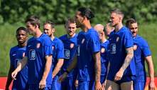 Copa do Mundo: Holanda inicia preparação para oitavas, e zagueiro deixa o treino com dores