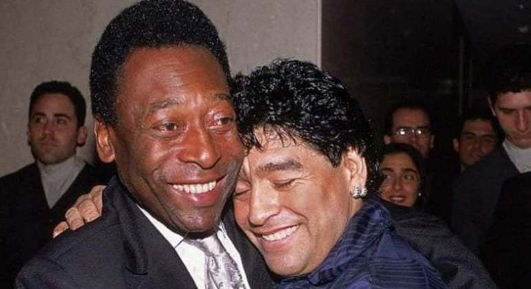 Pelé e Maradona em uma das muitas vezes que se encontraram ao longo da vida