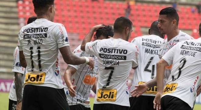 Sornoza celebra primeiro gol no Timão: 'Espero seguir melhorando'